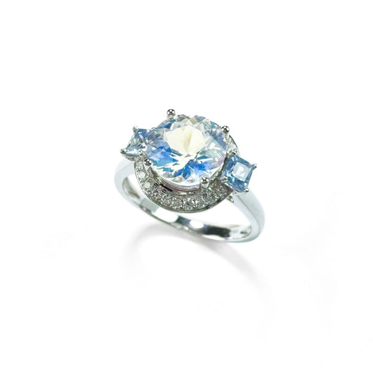 Bague en or blanc 18 carats avec pierre de lune arc-en-ciel naturelle, saphir bleu et diamants.