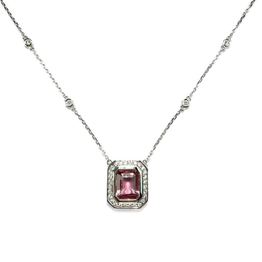 Collier en or blanc 18 carats avec tourmaline rose couleur fleur de cerisier et diamants.