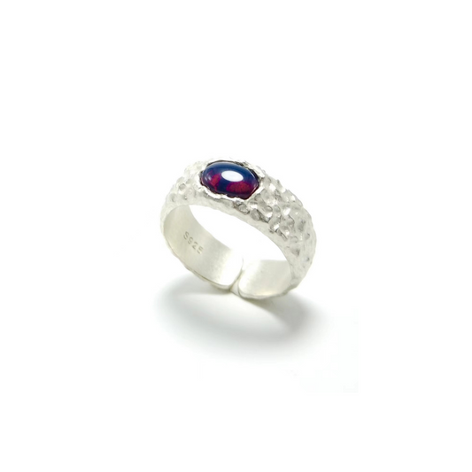 Evergreen - Bague artisanale en argent avec ambre bleu naturel de la République Dominicaine, ambre bleu ciel en forme d'œuf avec peau rouge.